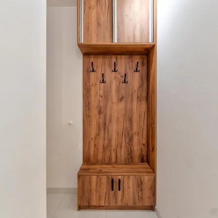 Mount 兹拉蒂博尔